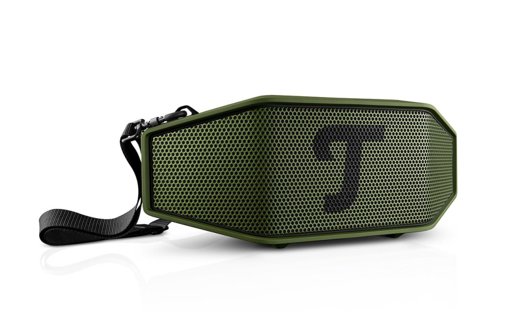 Grüner Bluetooth-Lautsprecher mit sechseckigem Gehäuse, Metallgitterfront und Trageschlaufe