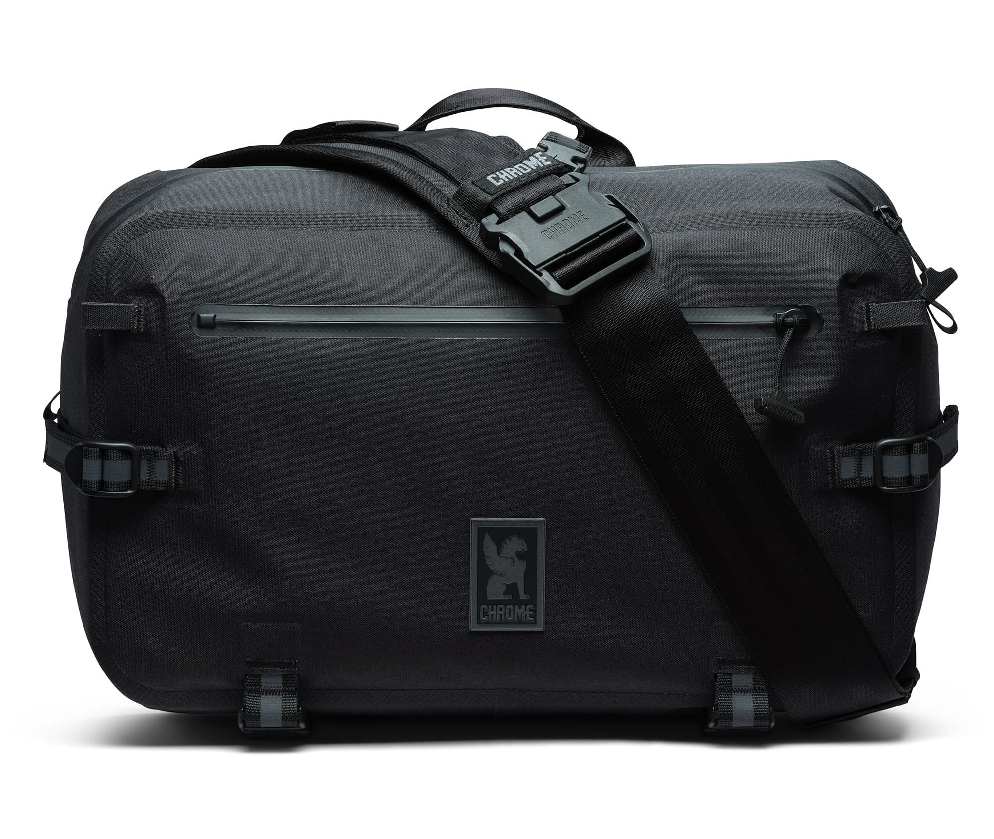 Schwarze Reisetasche mit breitem Schultergurt und sichtbarem Logo von Chrome Industries